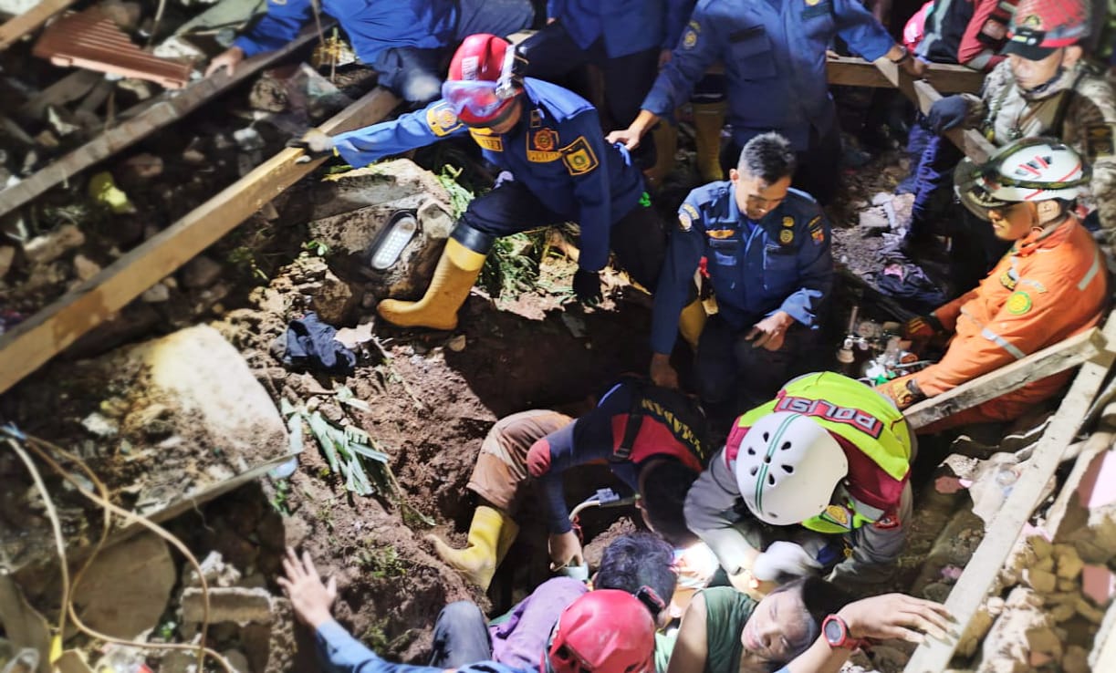Jajaran BPBD Kota Bogor saat melakukan upaya pencarian para korban yang tertimbun tanah longsor di Kampung Baru, Kelurahan Empang, Kecamatan Bogor Selatan, Kota Bogor. (Yudha Prananda / Jabar Ekspres)