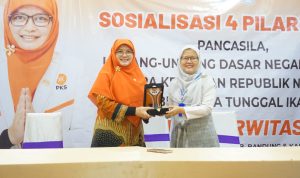 Anggota MPR RI Fraksi PKS dari Daerah Pemilihan Jawa Barat 2, Diah Nurwitasari, menyerahkan penghargaan saat sosialisasi 4 Pilar MPR-RI, 26 Februari 2023.