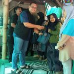 BERBAGI: Iwan Setiawan, Anggota DPRD KBB bersama relawan BISA saat membagikan sembako gratis bagi warga di Kecamatan Cihampelas dan Batujajar.