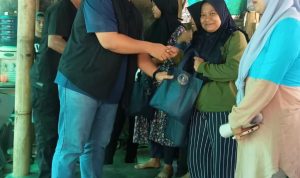 BERBAGI: Iwan Setiawan, Anggota DPRD KBB bersama relawan BISA saat membagikan sembako gratis bagi warga di Kecamatan Cihampelas dan Batujajar.