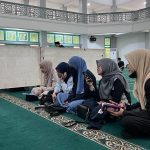 Masjid Iqomah UIN Bandung memiliki beberapa agenda yang ditujukan untuk meningkatkan kualitas ibadah selama Ramadan di antaranya belajar membaca Alquran. (FAJMINAH/JABAR EKSPRES)