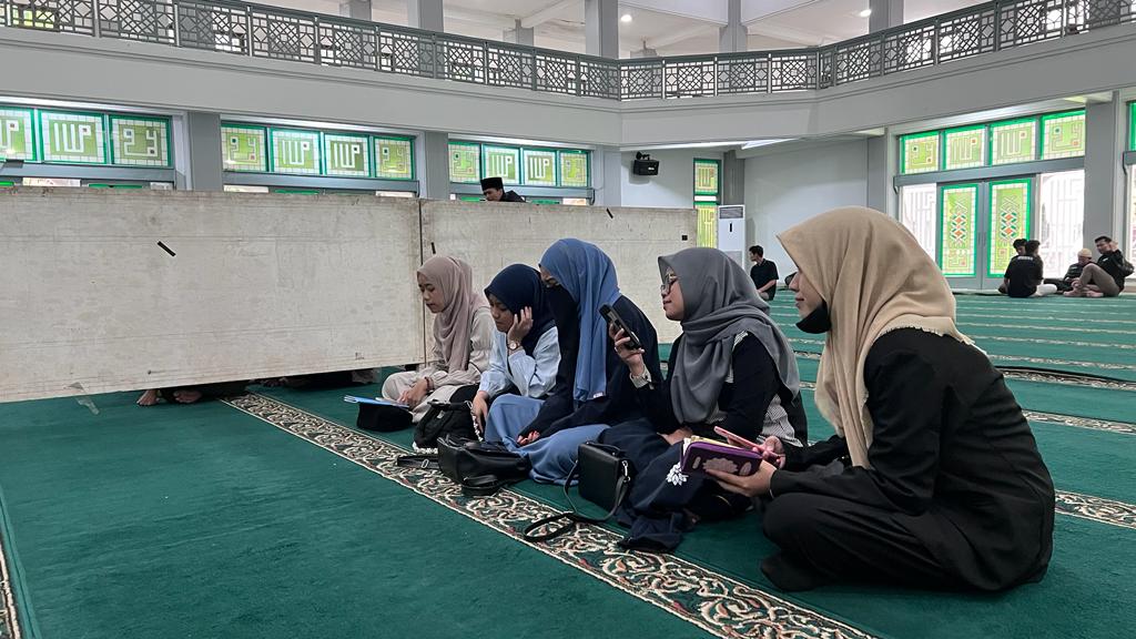 Masjid Iqomah UIN Bandung memiliki beberapa agenda yang ditujukan untuk meningkatkan kualitas ibadah selama Ramadan di antaranya belajar membaca Alquran. (FAJMINAH/JABAR EKSPRES)
