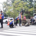 DIPERBARUI: Petugas Dishub saat mengecat ulang zebra cross di Jalan Kalimantan, Kota Bandung, Rabu (8/3). (HENDRIK MUCHLISON/JABAR EKSPRES)