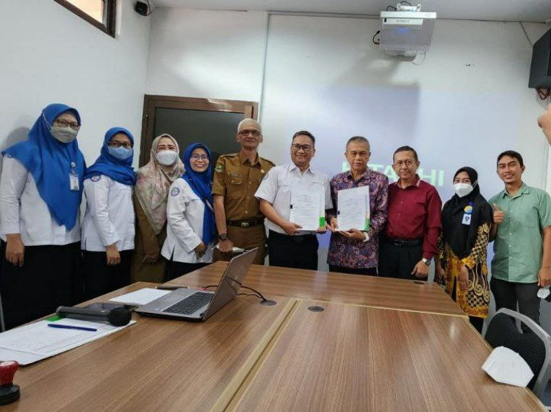 BPJS Kesehatan Cabang Cimahi menandatangani perjanjian kerja sama dengan RS Karisma Cimareme pada Senin 27 Maret 2023 / Foto IST