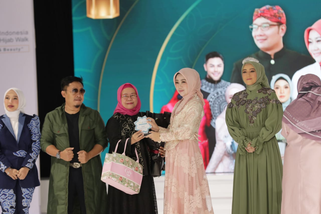 Ajang Indonesia Hijab Walk (IHW), Brand Biyantie berkolaborasi dengan Fashion Designer, Kursien Karzai menampilkan delapan karya tas terbaru.