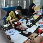 SERU: Pelatihan melukis mimpi dengan teknik watercolor oleh Komunitas Kreasi Imaji dengan memanfaatkan salah satu ruangan di Bandung Creative Hub, Jalan Laswi. (HENDRIK MUCHLISON/JABAR EKSPRES)