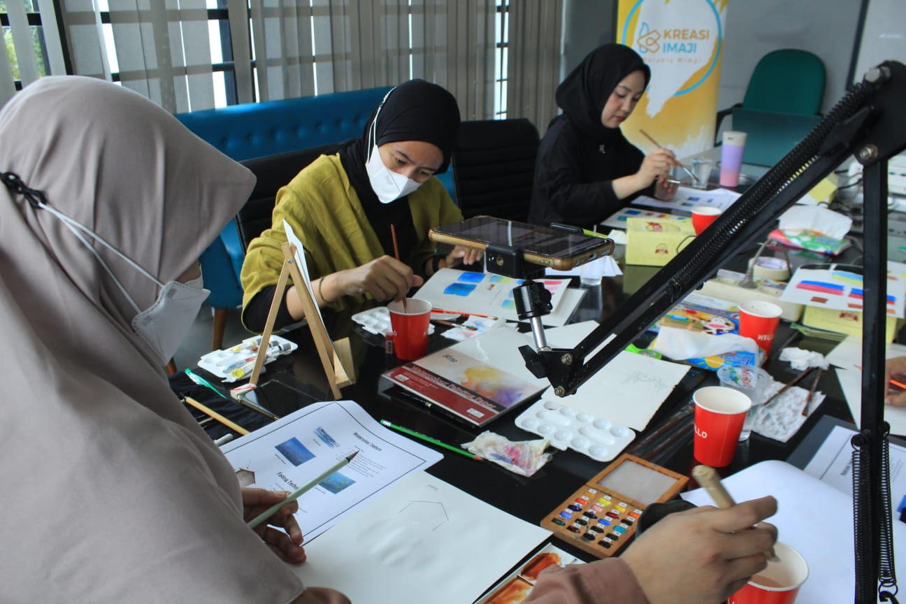 SERU: Pelatihan melukis mimpi dengan teknik watercolor oleh Komunitas Kreasi Imaji dengan memanfaatkan salah satu ruangan di Bandung Creative Hub, Jalan Laswi. (HENDRIK MUCHLISON/JABAR EKSPRES)