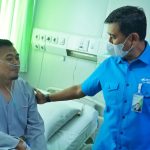 PEDULI KORBAN: Direktur Utama BPJS Ketenagakerjaan Anggoro Eko Cahyo meninjau langsung seorang peserta yang tengah mendapatkan perawatan di Rumah Sakit Pertamina Jaya Jakarta yang juga merupakan Pusat Layanan Kecelakaan Kerja (PLKK) BPJS Ketenagakerjaan. 