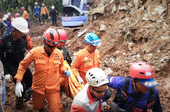 BREAKING NEWS! Seluruh Korban Longsor Empang Ditemukan dalam Posisi Berpelukan