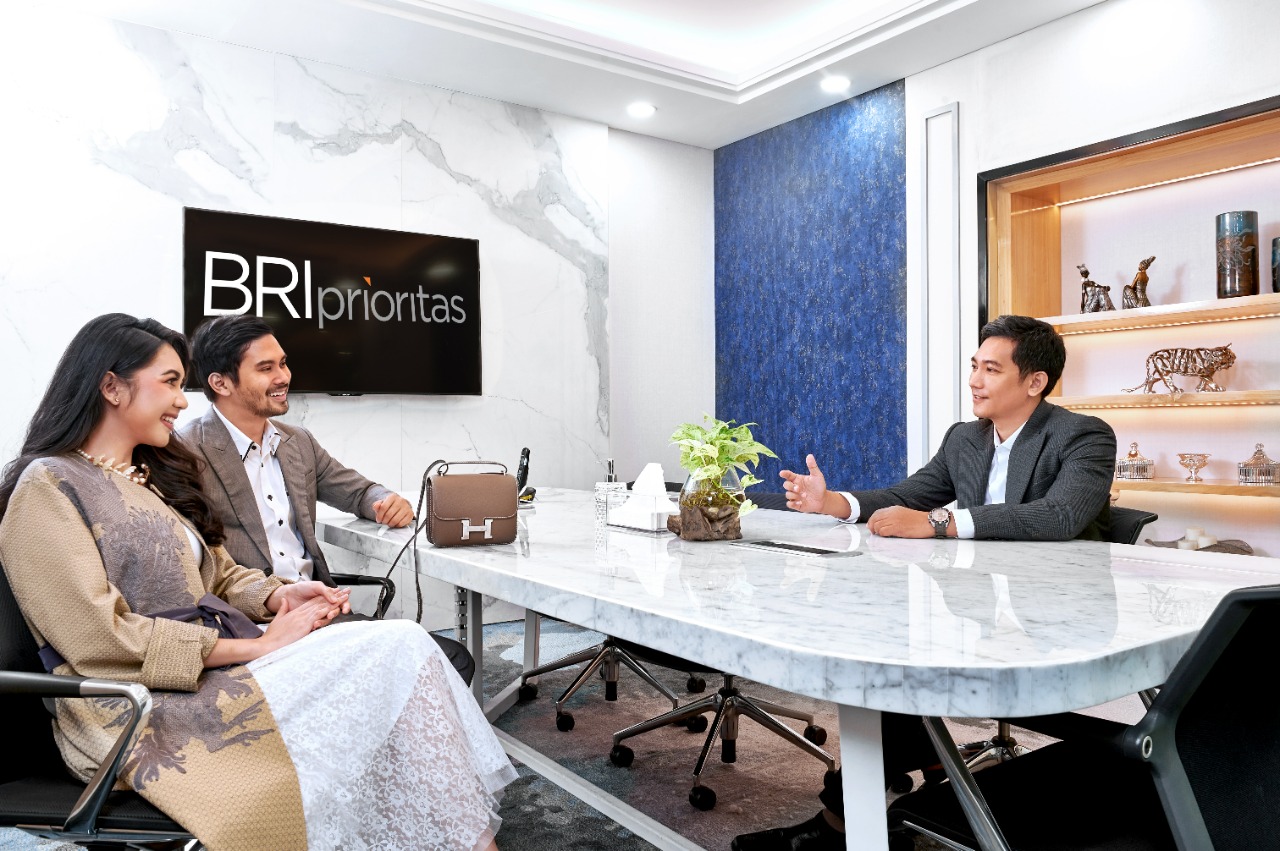 PT Bank Rakyat Indonesia (Persero) Tbk atau BRI menggunakan strategi hybrid bank dalam melakukan transformasi bisnis proses,