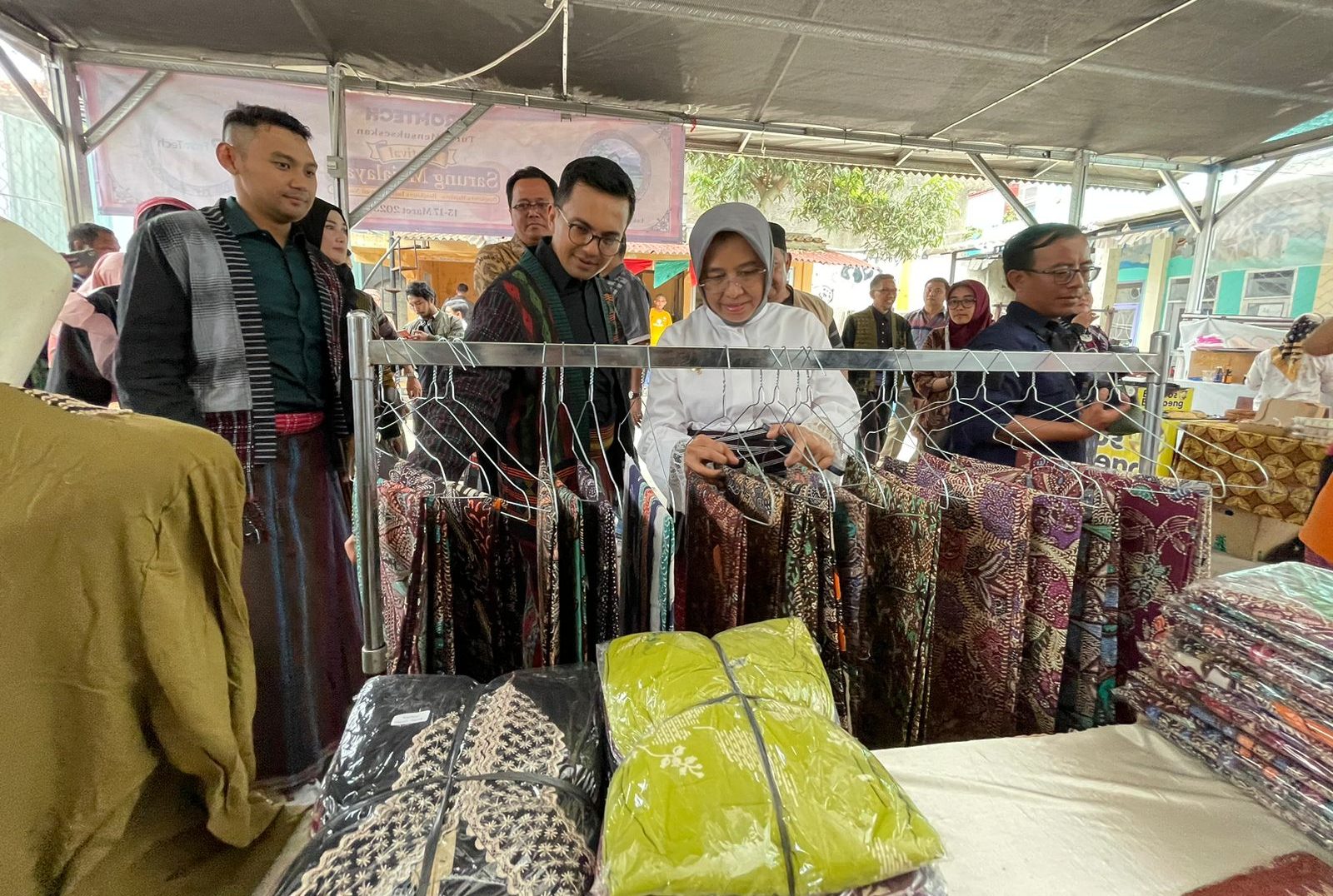 Di Kecamatan Majalaya Kabupaten Bandung memang banyak terdapat pabrik tekstile. Dulu masyarakat mengambil sisa-sisa kain dan benang