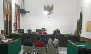 JUAL MINOL: Sebanyak 5 pelanggar usaha di wilayah Kota Bandung tengah jalani tindak pidana ringan di Pengadilan Negeri Bandung Kelas 1A Khusus setelah terjaring razia jelang Ramadan, Jumat 17 Maret 2023.