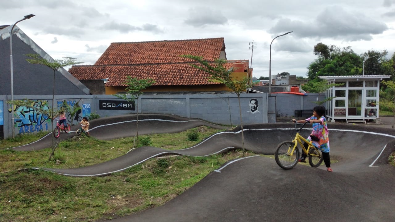 TEMPAT BERMAIN ANAK: Ciko Arena 1 merupakan salah satu ruang publik yang ada di Kota Bandung yang masih digemari masyarakat. (HENDRIK MUCHLISON/JABAR EKSPRES)