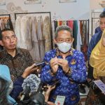 BERIKAN PENJELASAN: Wali Kota Bandung Yana Mulyana memastikan perekonomian mulai meningkat melalui pemberdayaan UMKM lokal. (YANUAR/JABAR EKSPRES)