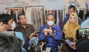 BERIKAN PENJELASAN: Wali Kota Bandung Yana Mulyana memastikan perekonomian mulai meningkat melalui pemberdayaan UMKM lokal. (YANUAR/JABAR EKSPRES)