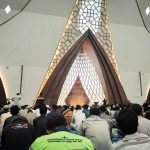 KHUSYUK: Para Jemaah Masjid Raya Al Jabbar tampa khusyuk melaksanakan salat berjamaan, Sabtu (25/3). (SADAM HUSEN SOLEH RAMDHANI/JABAR EKSPRES)