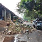 TIMBULKAN BAU MENYENGAT: Hampir dua bulan kondisi tumpukan sampah yang belum terangkut di Pasar Gedebage. (HENDRIK MUCHLISON/JABAR EKSRPES)