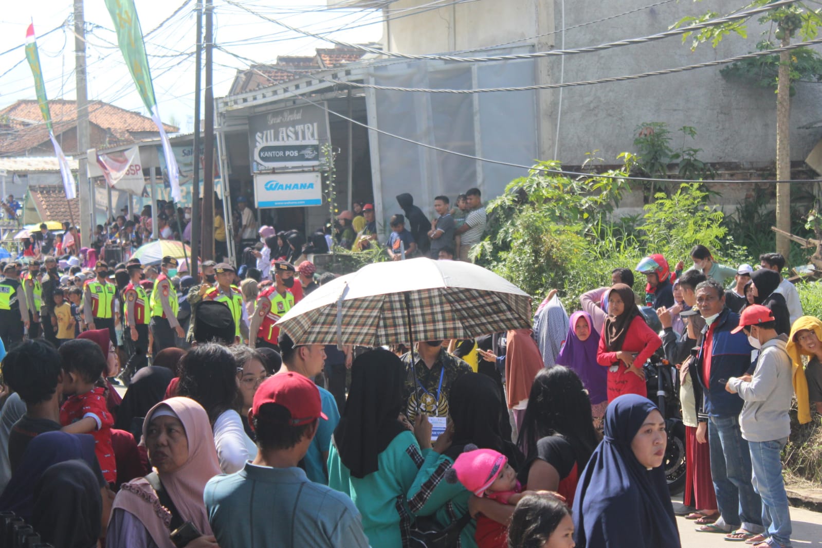 ANTUSIAS: Warga Andi, Kota Bandung tampak antusias menyambut kedatangan Presiden Jokowi saat meresmikan kolam retensi, Minggu (5/3). (SADAM HUSEN SOLEH RAMDHANI/JABAR EKSPRES)