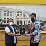 BERIKAN PENGHARGAAN: Pemerintah Kota Bandung terus berkomitmen mempertahankan UHC kepesertaan program Jaminan Kesehatan Nasional (JKN).