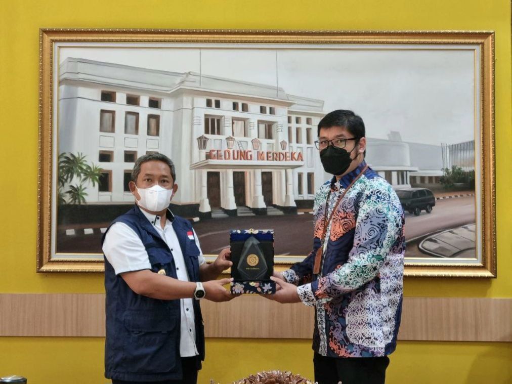 BERIKAN PENGHARGAAN: Pemerintah Kota Bandung terus berkomitmen mempertahankan UHC kepesertaan program Jaminan Kesehatan Nasional (JKN).