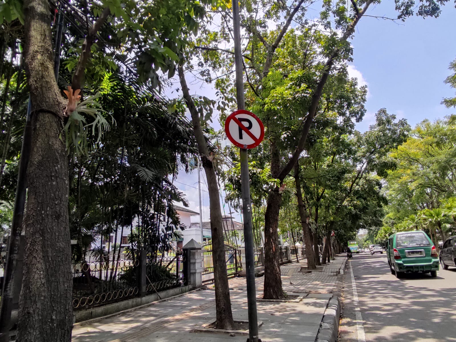 LANGGAR LALU LINTAS: Adanya rambu dilarang parkir, tidak menjamin berkurangnya aktivitas parkir liar di Kota Bandung. (SADAM HUSEN SOLEH RAMDHANI/ JABAR EKSPRES)