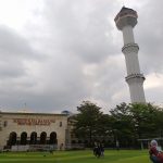 DIBUKA TERBATAS: Warga mengunjungi Taman Alun-Alun Kota Bandung setelah dibuka kembali yang rencananya selama Ramadan. (AKMAL FIRMANSYAH/JABAR EKSPRES)