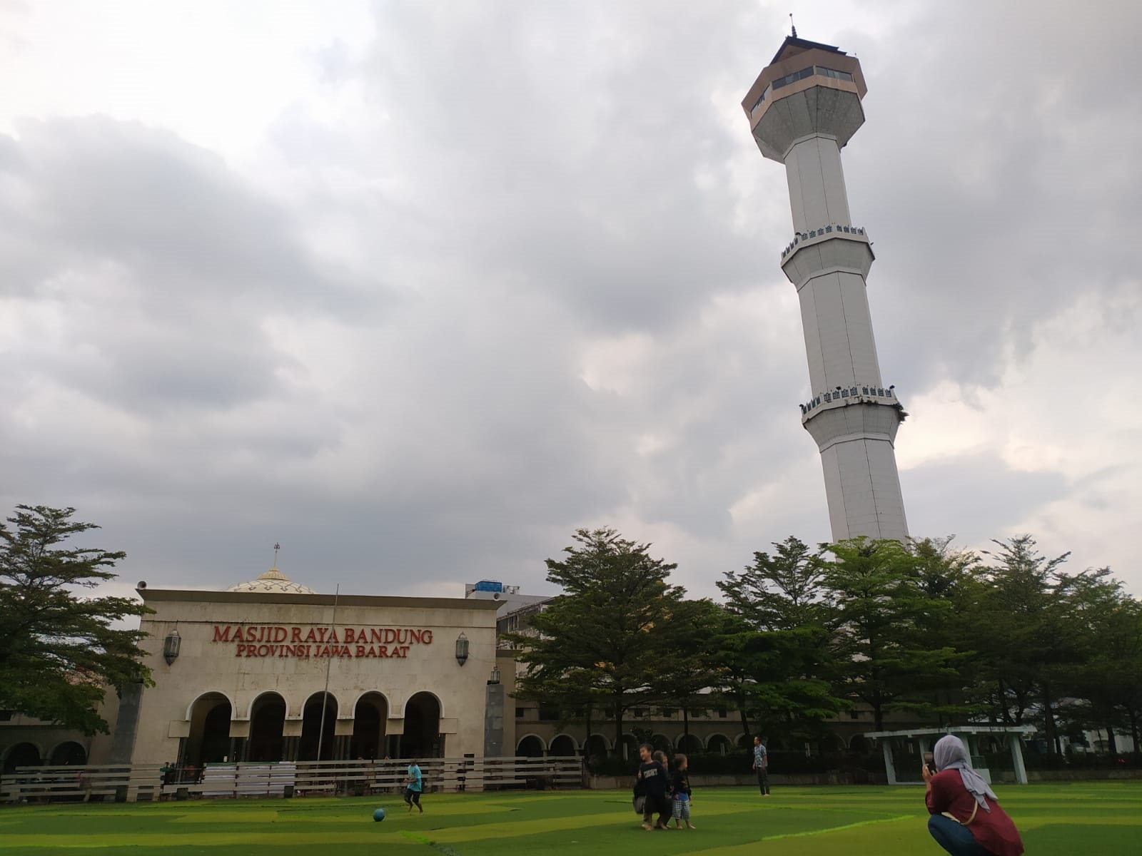 DIBUKA TERBATAS: Warga mengunjungi Taman Alun-Alun Kota Bandung setelah dibuka kembali yang rencananya selama Ramadan. (AKMAL FIRMANSYAH/JABAR EKSPRES)