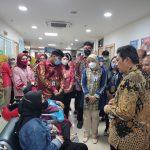 CEK LOKASI: Dirut BPJS Kesehatan, Ghufron Mukti, saat menyapa pasien pengguna BPJS di Rumah Sakit Hermina Arcamanik, Kota Bandung, Senin (6/3). (SADAM HUSEN SOLEH RAMDHANI/JABAR EKSPRES)