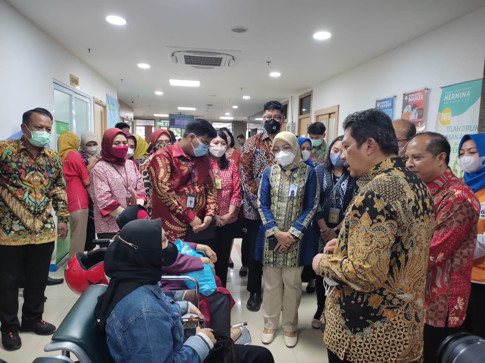 CEK LOKASI: Dirut BPJS Kesehatan, Ghufron Mukti, saat menyapa pasien pengguna BPJS di Rumah Sakit Hermina Arcamanik, Kota Bandung, Senin (6/3). (SADAM HUSEN SOLEH RAMDHANI/JABAR EKSPRES)
