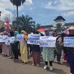 SAMPAIKAN ASPIRASI: Sejumlah ibu-ibu melakukan aksi memperingati Hari Perempuan Pekerja Sedunia, dilakukan oleh kelompok Perjuangan Persatuan Rakyat, di depan Gedung Sate, Kota Bandung, Rabu (8/3). (SADAM HUSEN SOLEH RAMDHANI/JABAR EKSPRES)