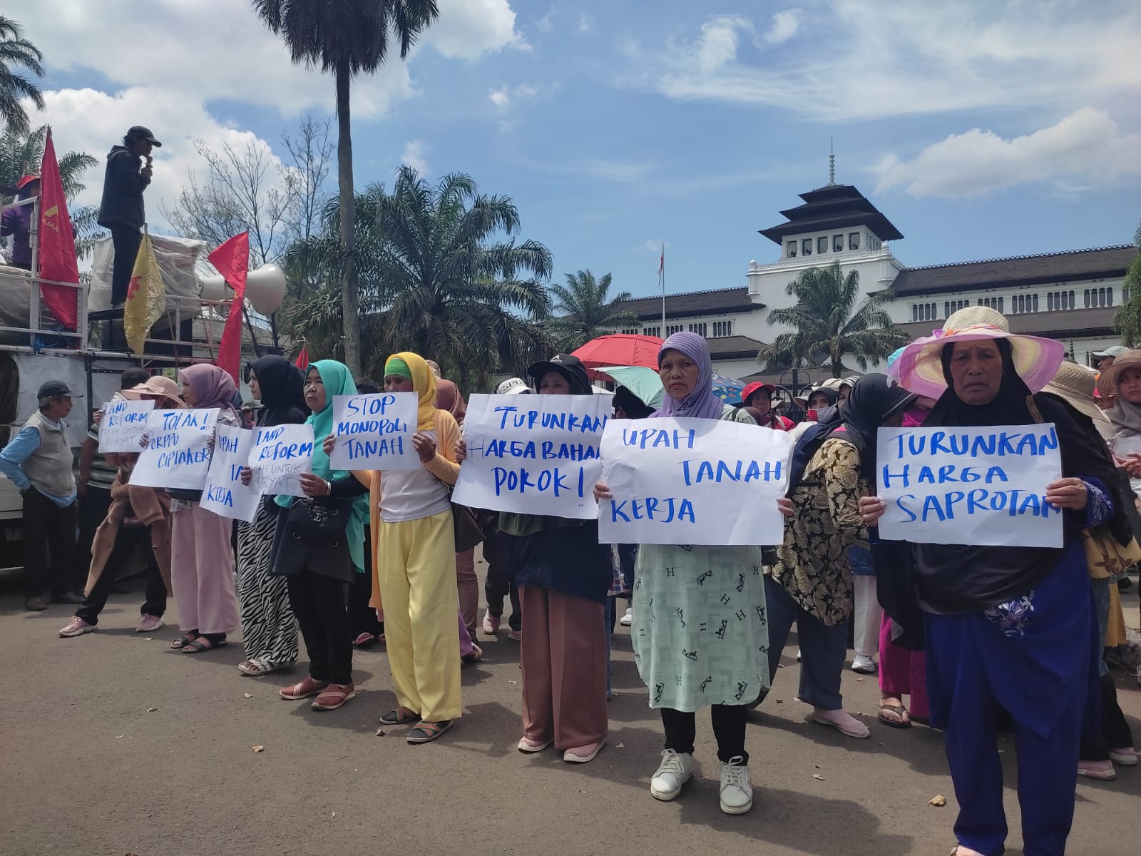 SAMPAIKAN ASPIRASI: Sejumlah ibu-ibu melakukan aksi memperingati Hari Perempuan Pekerja Sedunia, dilakukan oleh kelompok Perjuangan Persatuan Rakyat, di depan Gedung Sate, Kota Bandung, Rabu (8/3). (SADAM HUSEN SOLEH RAMDHANI/JABAR EKSPRES)