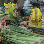 KEBUTUHAN POKOK MASYARAKAT: Salah seorang penjual sembako di Pasar Kosambi, Kota Bandung dengan harga lebih tinggi menjelang Ramadan 2023. (DOK/JABAR EKSPRES)