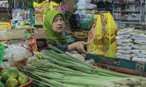 KEBUTUHAN POKOK MASYARAKAT: Salah seorang penjual sembako di Pasar Kosambi, Kota Bandung dengan harga lebih tinggi menjelang Ramadan 2023. (DOK/JABAR EKSPRES)