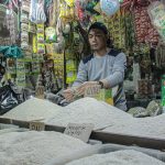 LAYANI PEMBELI: Penjual beras di Pasar Kosambi, Kota Bandung tampak menunjukkan kualitas barang jualannya yang dijual lebih mahal jelang Ramadan ini. (DOK/JABAR EKSPRES)