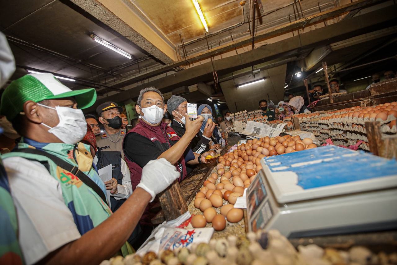 PANTAU HARGA: Wali Kota Yana Mulyana saat meninjau serta memeriksa ketersediaan bahan pokok menjelang Ramadan, yang bertempat di Pasar Baru. (DOKUMENTASI/HUMAS PEMKOT BANDUNG)