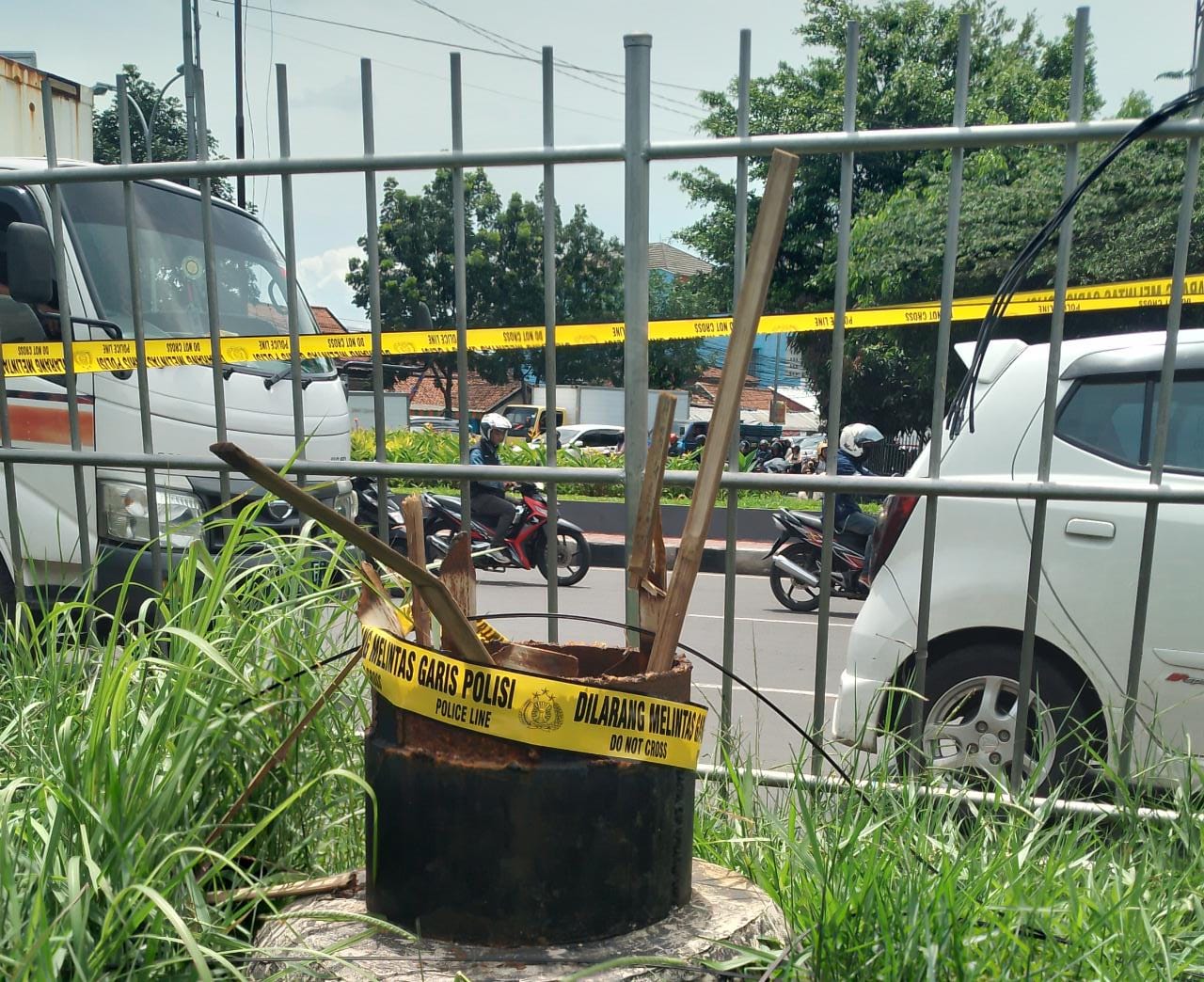 TAK BERIZIN: Kondisi papan reklame pasca roboh, yang berlokasi di Jalan Soekarno Hatta, Kota Bandung. Ternyata reklame tersebut ilegal. (SADAM HUSEN SOLEH RAMDHANI/JABAR EKSPRES)