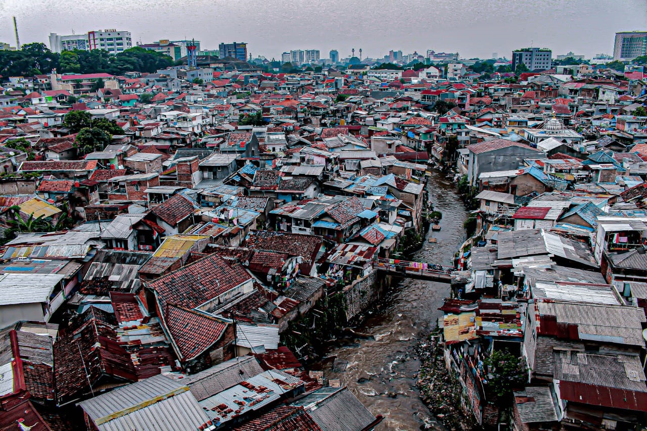PADAT PENDUDUK: Pemukiman penduduk di Kota Bandung semakin padat dan perlu adanya evaluasi terhadap pengelolaan tata ruang. (DOK/JABAR EKSPRES)