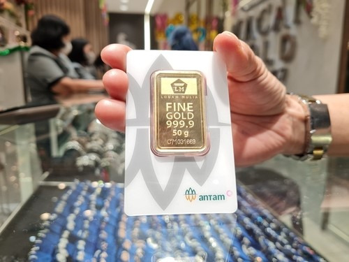 Harga emas Antam batangan pada perdagangan hari ini Sabtu, 18 Maret 2023 meroket dan tembus rekor baru dnegan kenaikan Rp25 ribu per gram. Logammulia.com.