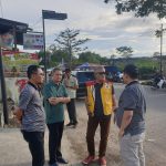 Kepala Dinas BMPR Jabar Bambang Tirtoyuliono saat meninjau Jalan Bojongsoang dan jembatan lama Citarum Dayeuhkolot Kab. Bandung, Sabtu 4/3 kemarin