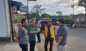 Kepala Dinas BMPR Jabar Bambang Tirtoyuliono saat meninjau Jalan Bojongsoang dan jembatan lama Citarum Dayeuhkolot Kab. Bandung, Sabtu 4/3 kemarin