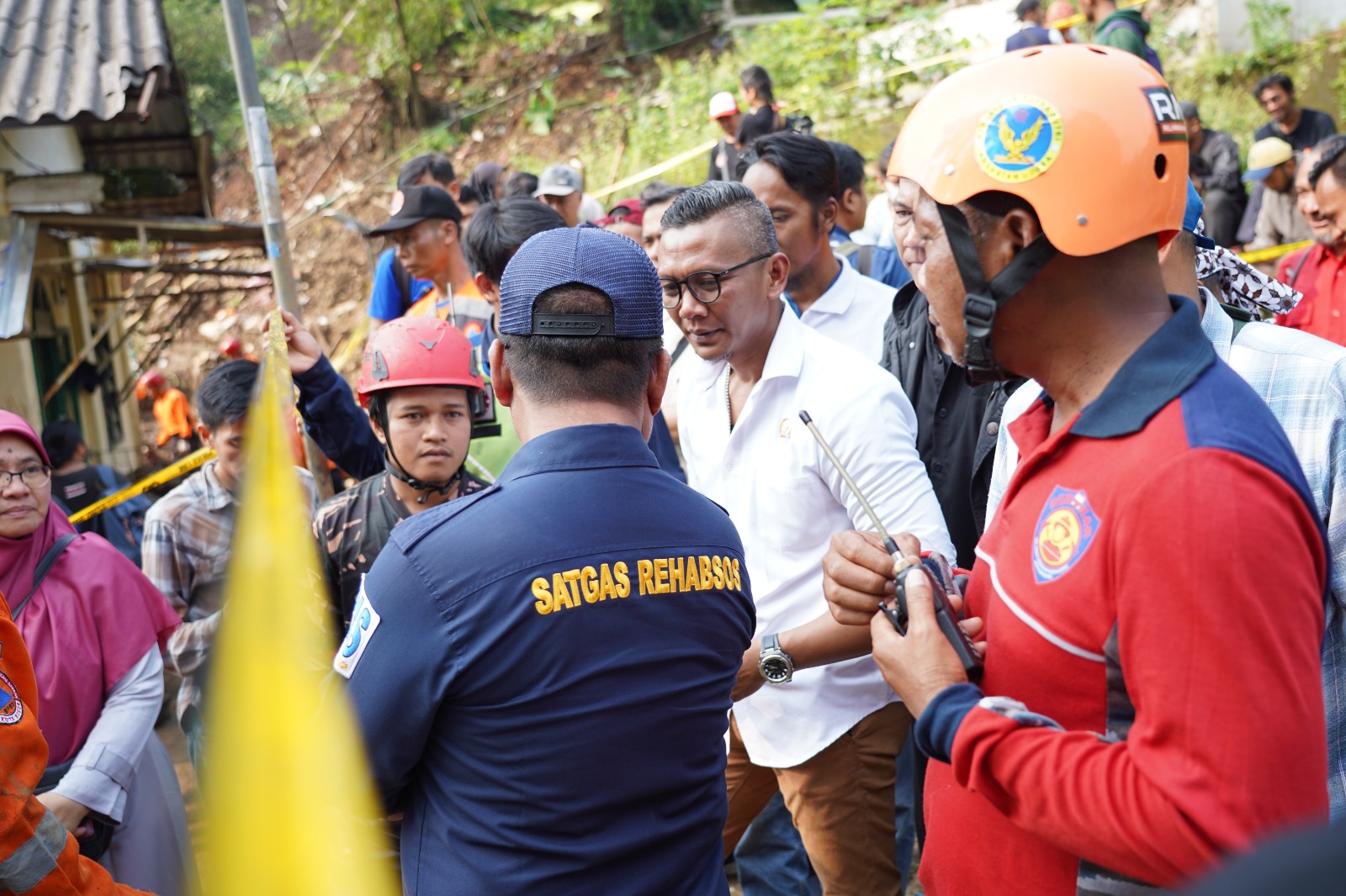 Atang Trisnanto bersama Wakil Ketua I DPRD Kota Bogor, Jenal Mutaqin dan anggota DPRD Kota Bogor, Sri Kusnaeni serta Mardiyanto turun meninjau lokasi bencana longsor yang terjadi di Kelurahan Empang, Kecamatan Bogor Selatan