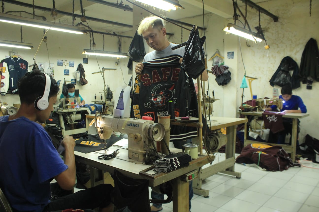 Pekerja sedang mengerjakan produksi jaket Safe Industries untuk kebutuhan jelang Lebaran / Hendrik Muchlison