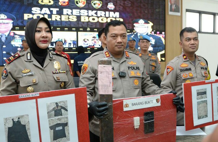 Kapolres Bogor saat menunjukkan barang bukti tersangka pembunuhan. Foto : Sandika Fadilah/ Jabarekspres.com