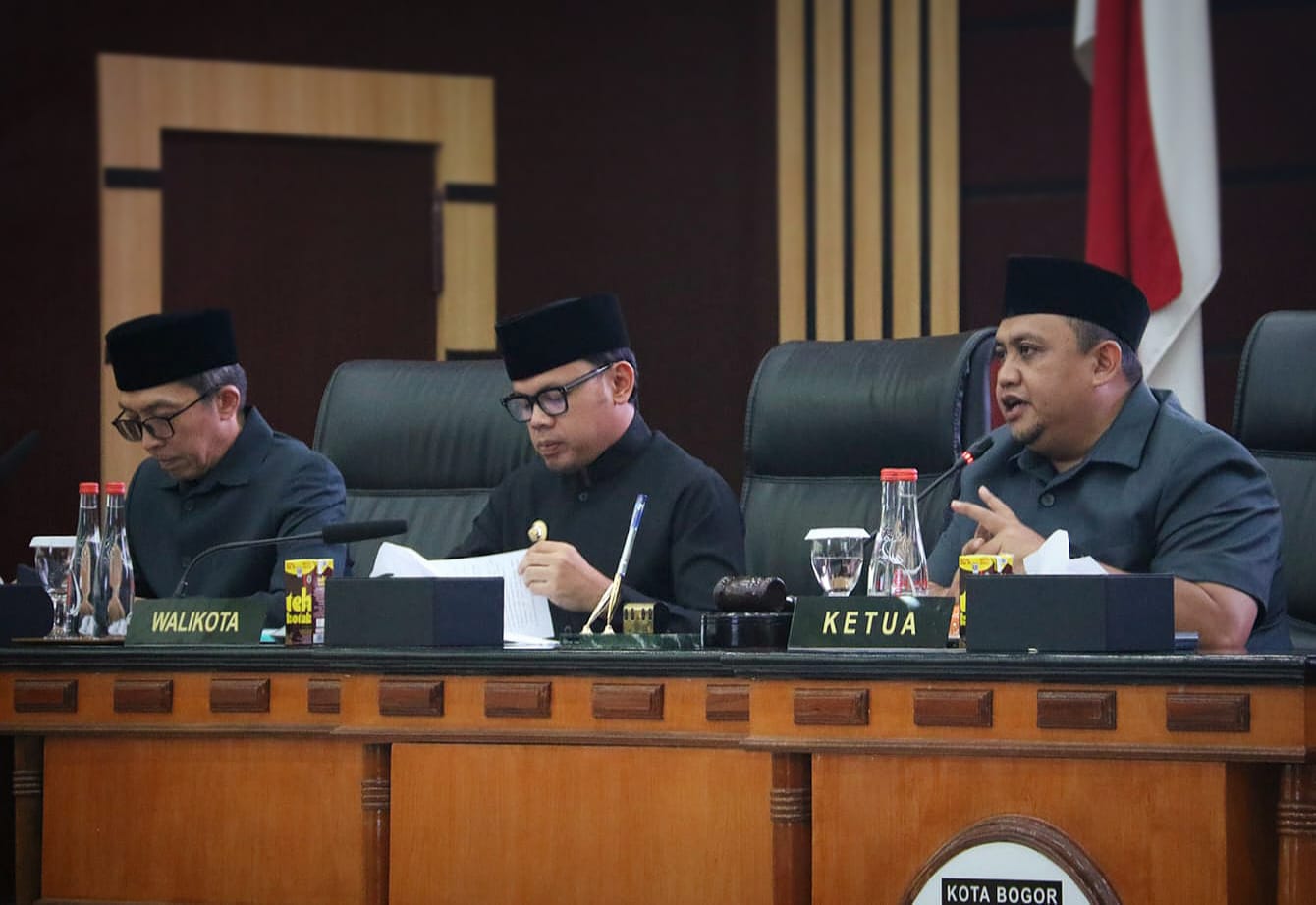 Ketua DPRD Kota Bogor, Atang Trisnanto (pojok kanan) bersama Wali Kota Bogor Bima Arya dan wakilnya Dedie A. Rachim. (Yudha Prananda / Jabar Ekspres)