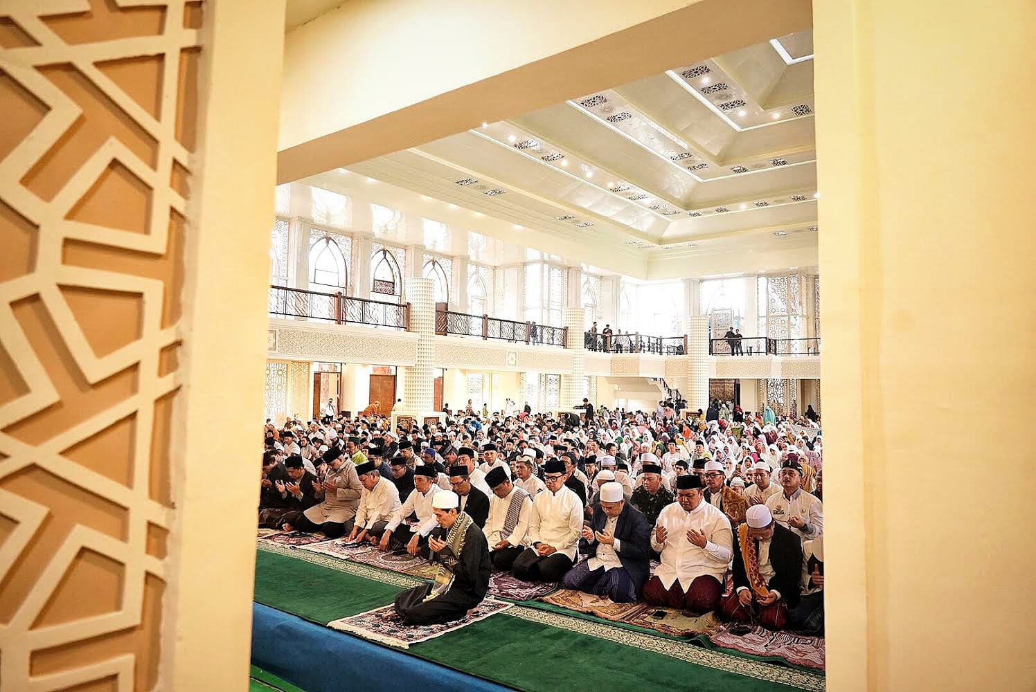 Ribuan jamaah saat beribadah di Masjid Agung Kota Bogor. (Yudha Prananda / Jabar Ekspres)