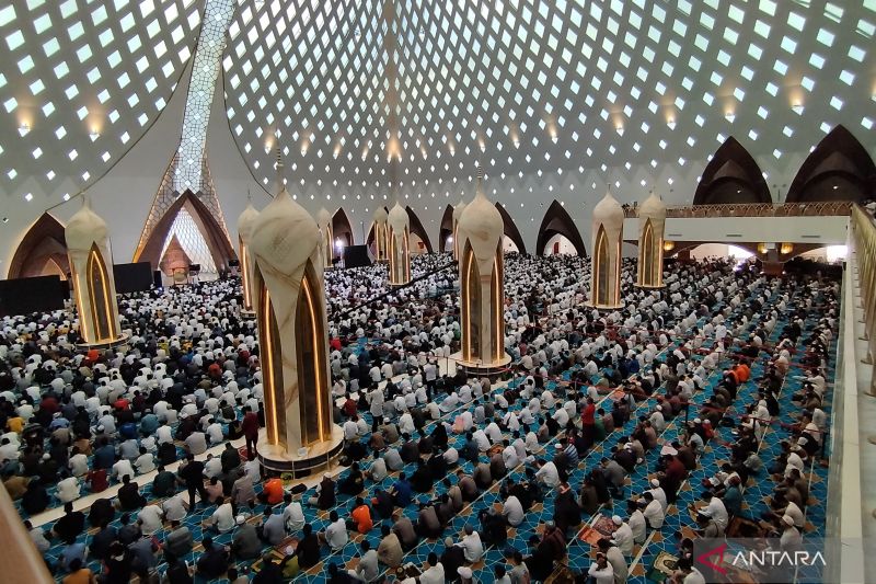 Suasana ramai Masjid Al-Jabbar