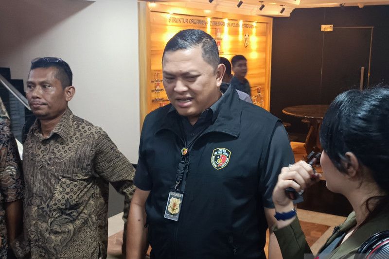 Direktur Reserse Kriminal Umum (Dirreskrimum) Polda Metro Jaya Kombes Pol Hengki Haryadi saat diwawancarai di Jakarta, Kamis (23/2/2023).(ANTARA/Ilham Kausar)