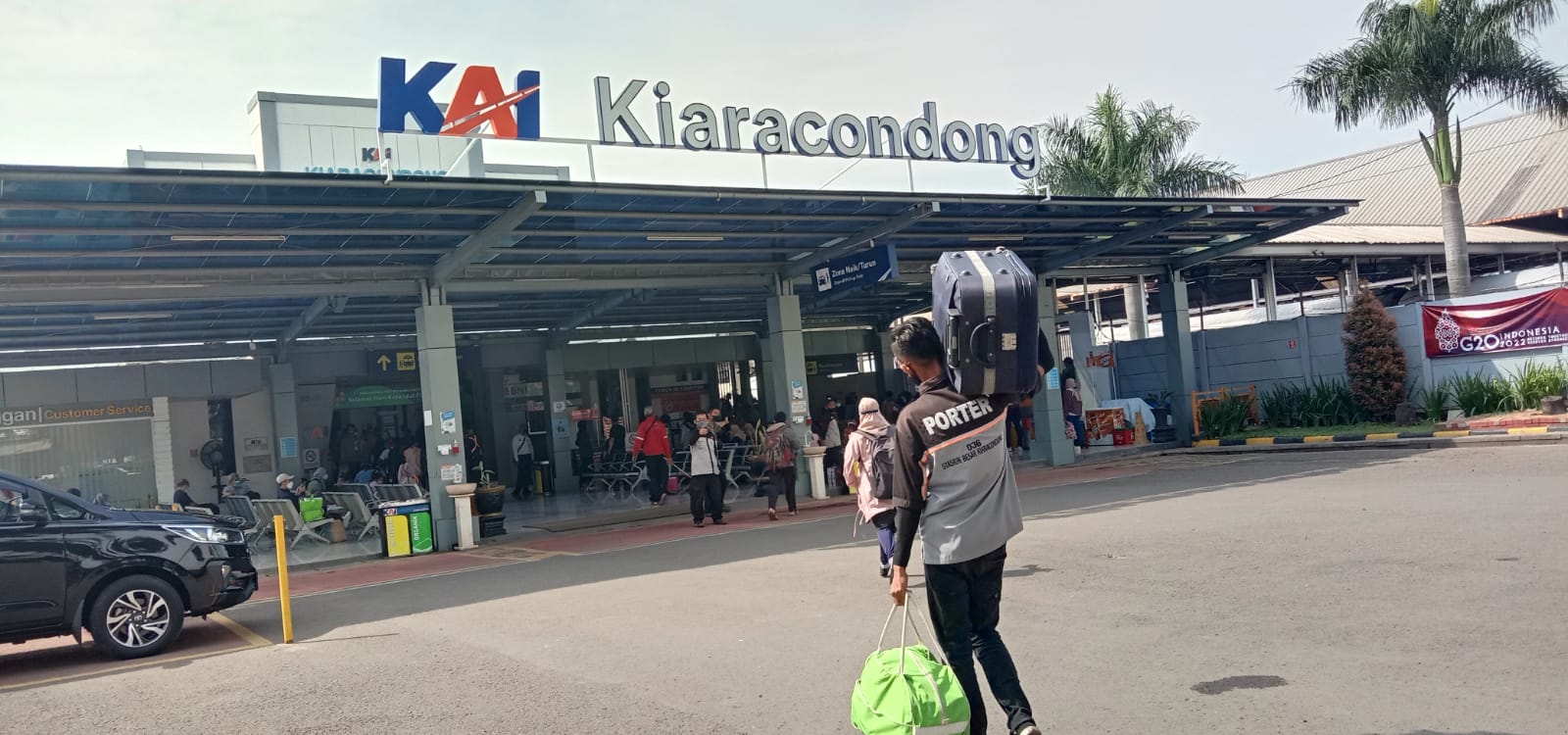 MUSIM MUDIK: Sejumlah penumpang saat mudik lebaran tahun 2022 lalu di stasiun KAI Kiaracondong. (Sandi Nugraha/Jabar Ekspres)
