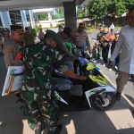 Ketua DPRD Kabupaten Bogor Rudy Susmanto saat memberikan sepada motor di Mako Polres Bogor. Foto: Sandika Fadilah/Jabarekspres.com.