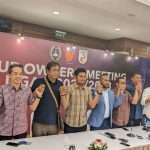Perwakilan dari 15 klub yang sepakat Liga 2 Indonesia musim 2022-2023 dilanjutkan bergandengan tangan usai rapat pemilik klub (owners' meeting) dengan PSSI dan PT Liga Indonesia Baru (LIB) di Jakarta, Selasa (24/1/2023). (ANTARA/Michael Siahaan)